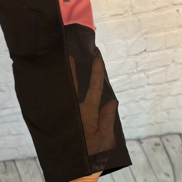 Victoria’s Secret Pink ultimate leggings - Picture 3 of 6